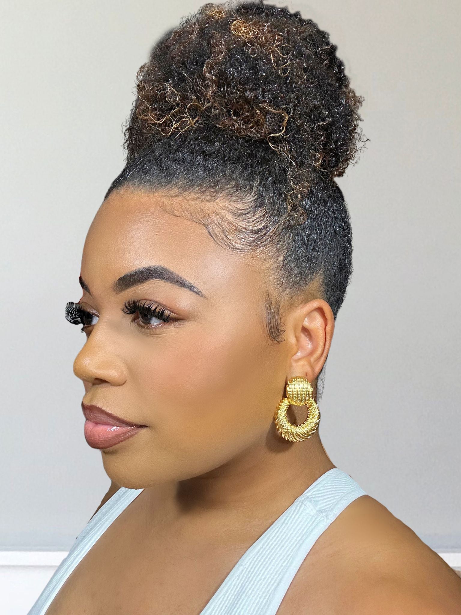 Classic gold round drop earrings for women – lightweight, hypoallergenic dangle earrings by KASH Queen, perfect for everyday wear or special occasions.